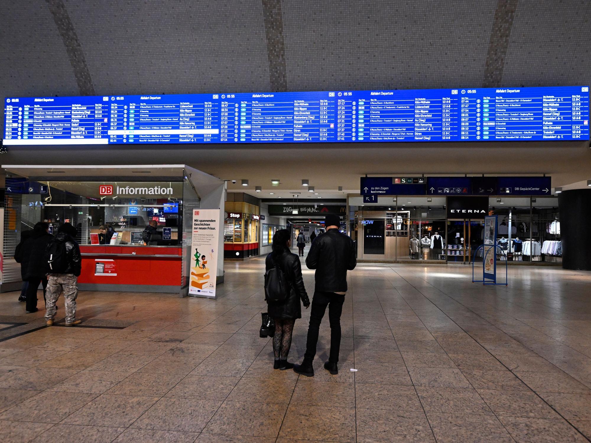 Seit Freitagabend (14. November 2025) ist der Kölner Hauptbahnhof gesperrt. Bis zum Morgen des 24. November kommen Reisende nur noch mit der S-Bahn oder der U-Bahn weiter - der Fernverkehr der Bahn macht in dieser Zeit einen Bogen um den Bahnhof am Dom.