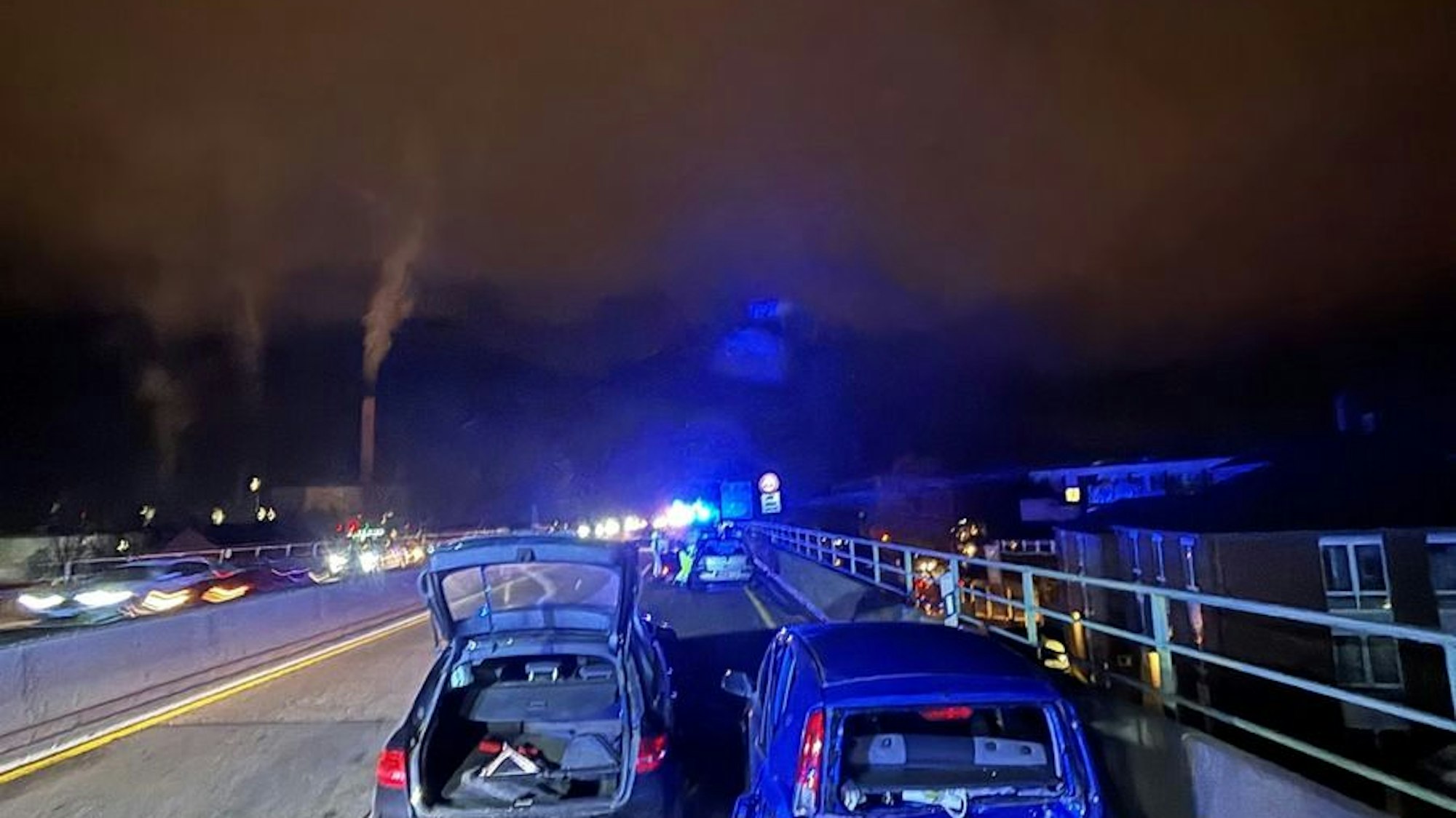 Drei Autos sind nach einem Unfall auf der A565 zu sehen.