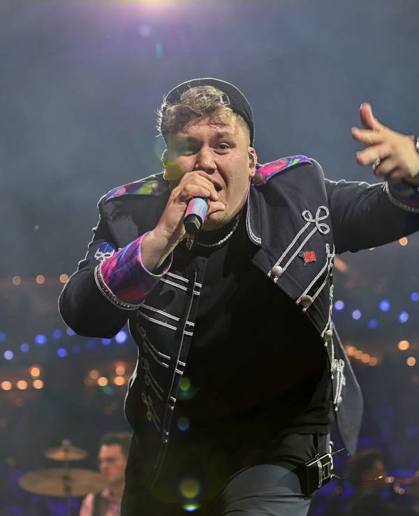 Druckluft-Sänger Florian Hertel auf der Bühne.