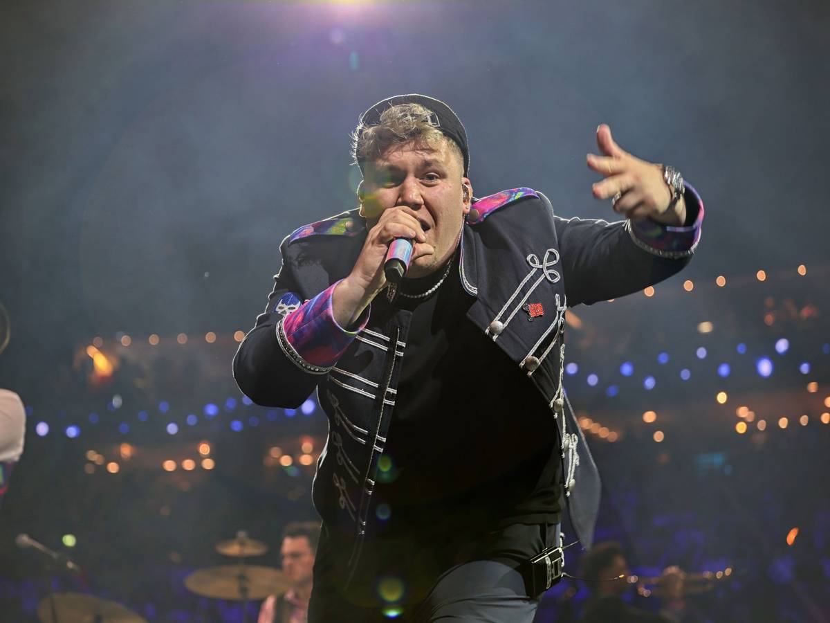 Druckluft-Sänger Florian Hertel auf der Bühne.