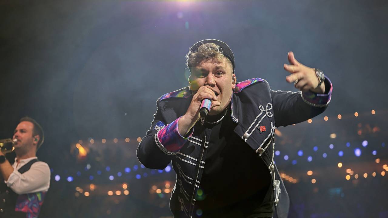 Druckluft-Sänger Florian Hertel auf der Bühne.