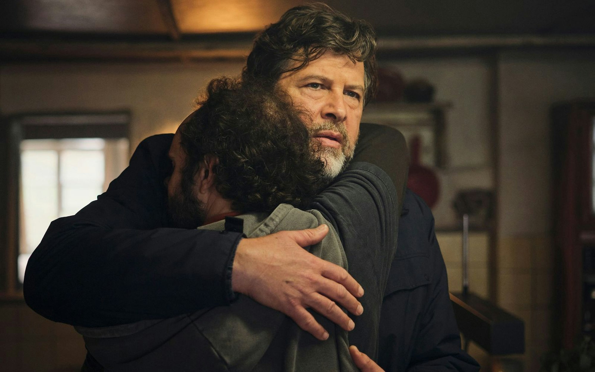Kommissar Berg (Hans-Jochen Wagner, rechts) umarmt seinen Bruder Reini (Felician Hohnloser), der offenbar aus der Psychiatrie abgehauen ist. (Bild: SWR/Benoît Linder)