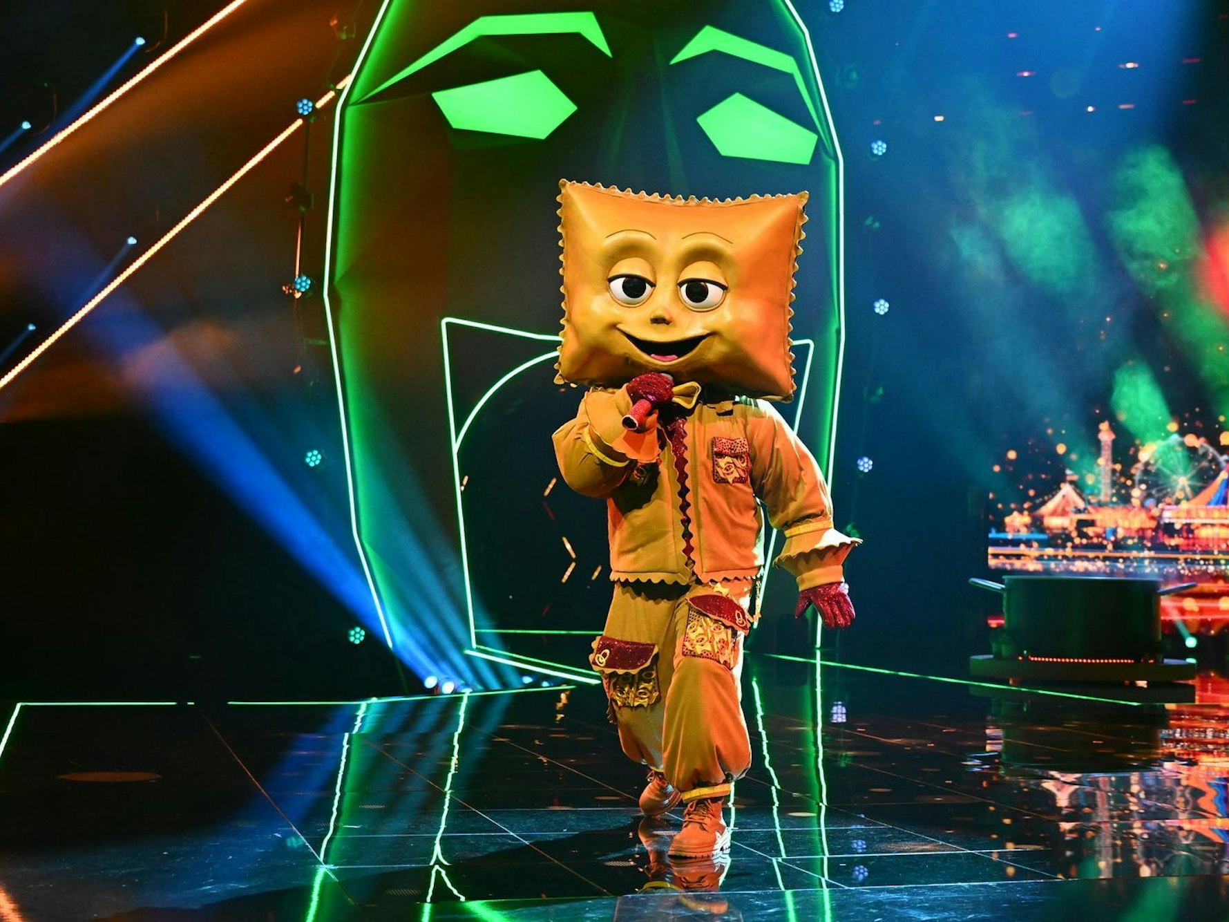 Rave-Ioli bot Pasta, Pepp und Partysound und präsentierte „Sweat“ von Inner Cicle. Chris Tall glaubt genau zu wissen, wer sich verbirgt: Stefano Zarrella. (Bild: Joyn/Willi Weber)