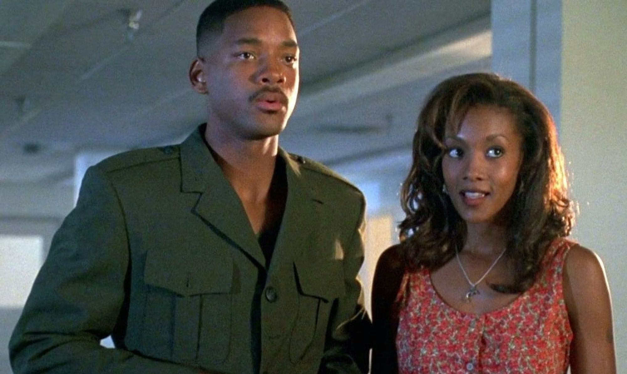 Von der Striptease-Tänzerin zur heimlichen Heldin: Jasmine Dubrow (Vivica A. Fox), die Freundin von Pilot Steve Hiller (Will Smith), überlebt gemeinsam mit Sohn Dylan die Zerstörung von Los Angeles. (Bild: 20th Century Fox)