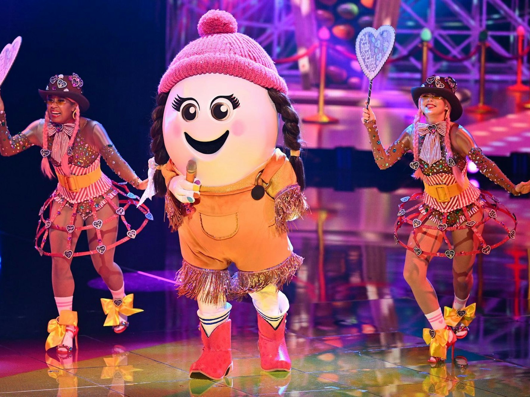 Eggi eröffnete mit „Saturday Night“ (Whigfield) den Abend. Das Motto lautete „Kirmes“. (Bild: Joyn/Willi Weber)