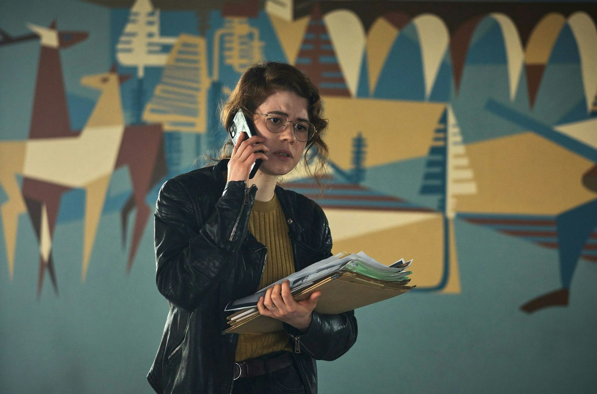 Micha Paulus (Luise Aschenbrenner) fühlt sich von ihren erfahrenen Kollegen Tobler und Berg in der Ermittlungssache des toten Apothekers verlassen. (Bild: SWR/Benoît Linder)