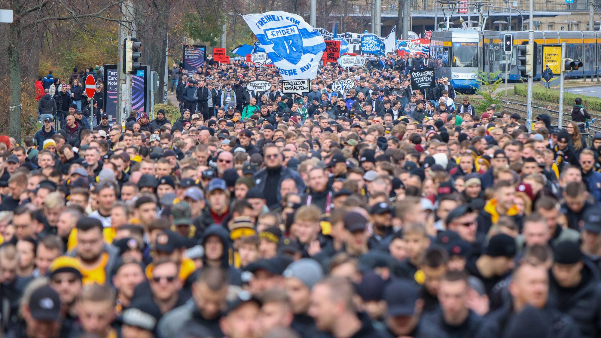 In Leipzig protestieren Tausende Fußball-Fans.