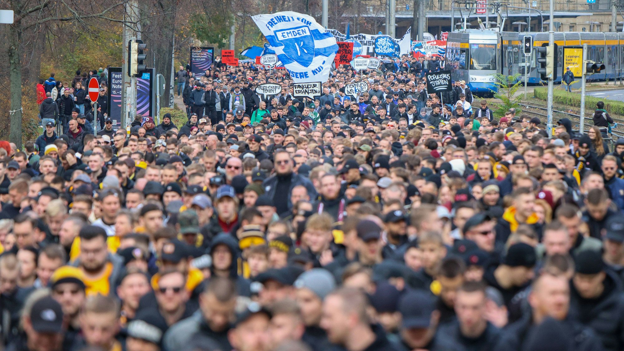 In Leipzig protestieren Tausende Fußball-Fans.