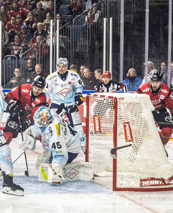 Spielszene aus dem Spiel der Kölner Haie gegen die Dresdner Eislöwen vor dem Dresdner Kasten.
