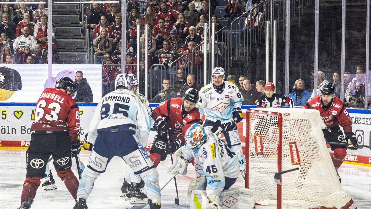 Spielszene aus dem Spiel der Kölner Haie gegen die Dresdner Eislöwen vor dem Dresdner Kasten.
