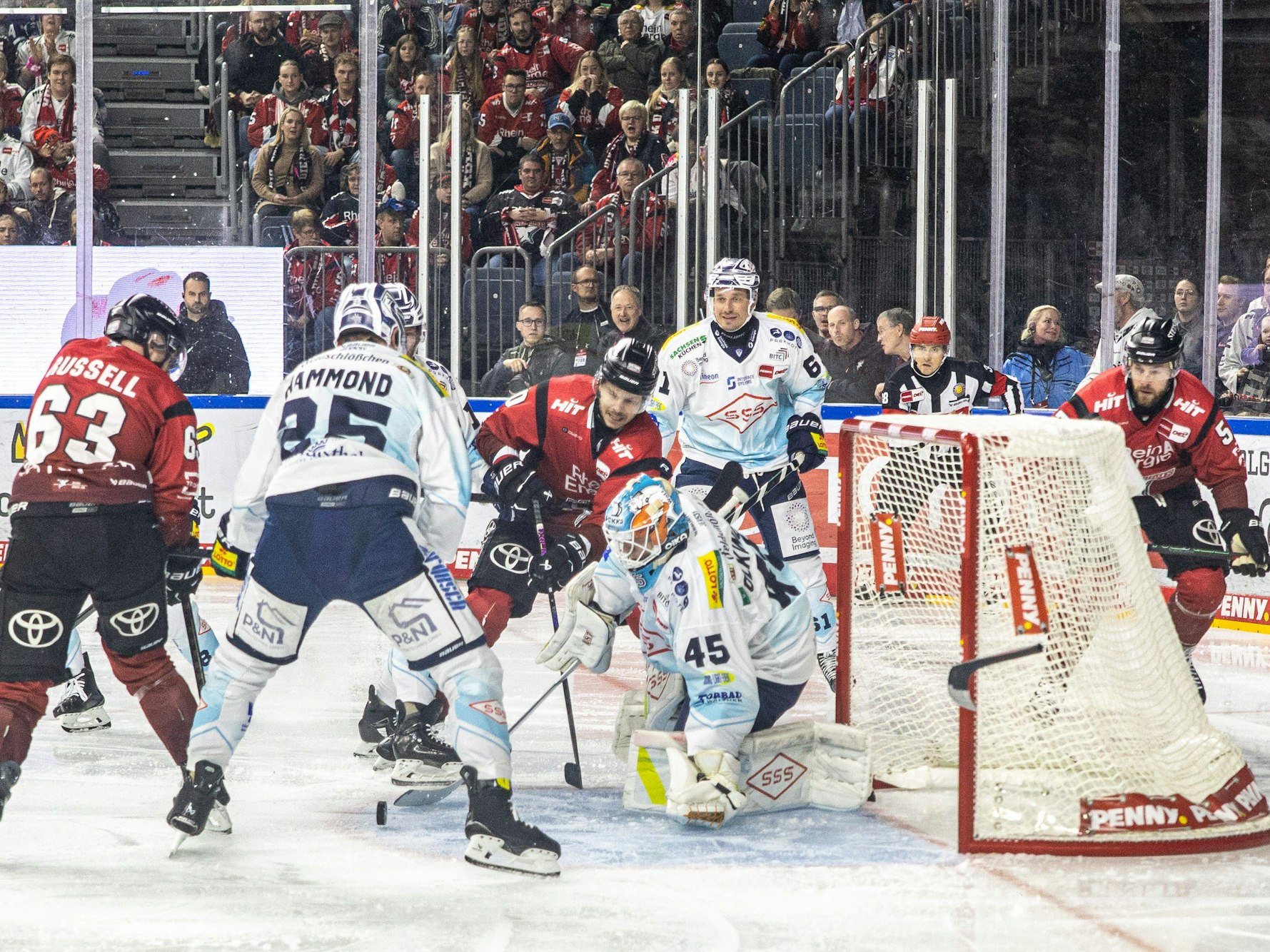 Spielszene aus dem Spiel der Kölner Haie gegen die Dresdner Eislöwen vor dem Dresdner Kasten.