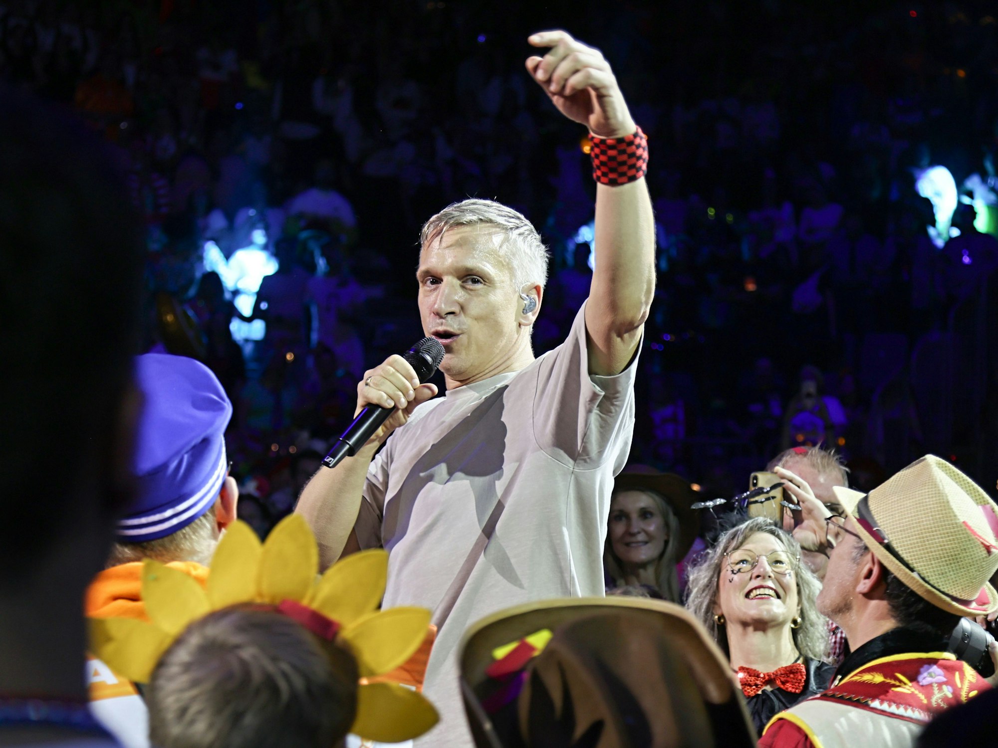 Basti Campmann von Kasalla singt im Publikum.