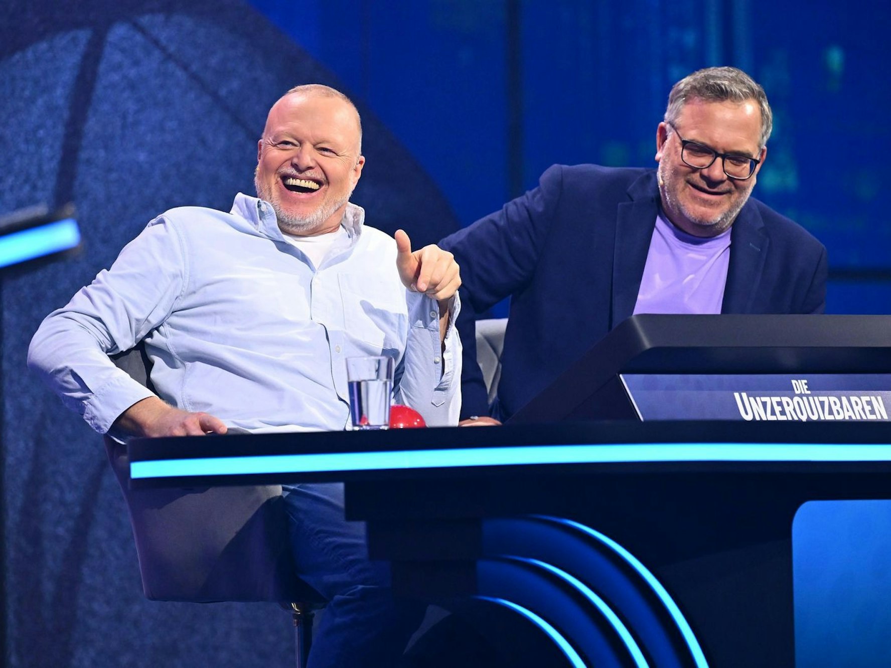 Hauptsache, sie haben Spaß: Stefan Raab und Elton während der Premiere ihrer neuen Quiz-Show „Die Unzerquizbaren“ (RTL). (Bild: RTL/Raab Entertainment/Willi Weber)