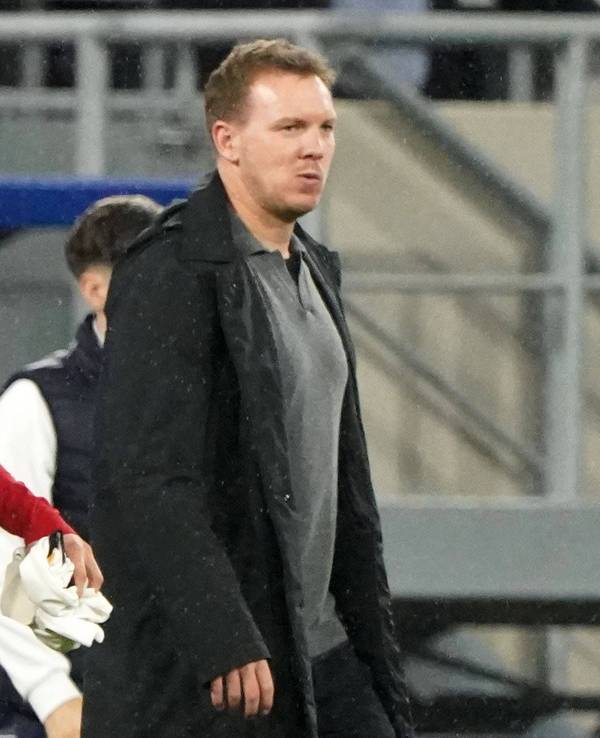 Said El Mala und Julian Nagelsmann gehen vom Platz.