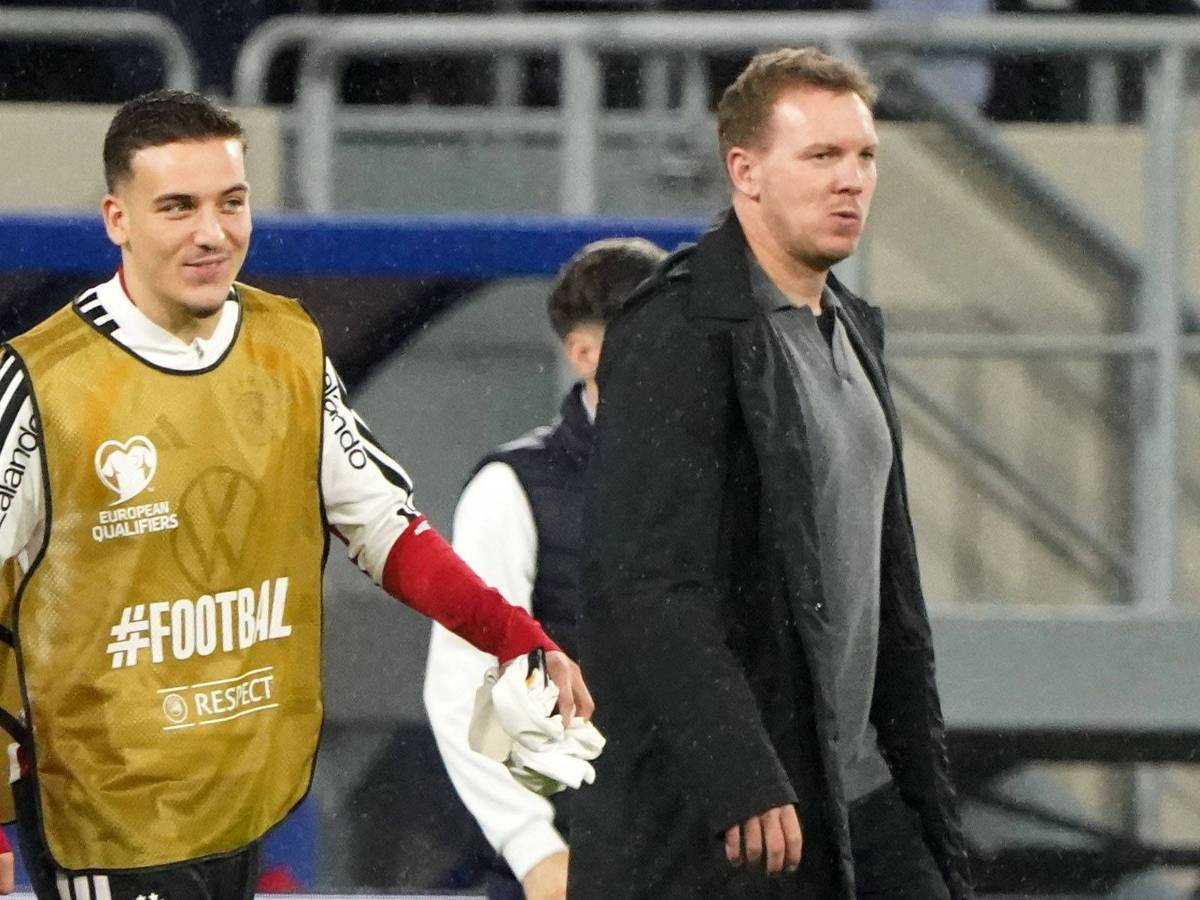 Said El Mala und Julian Nagelsmann gehen vom Platz.