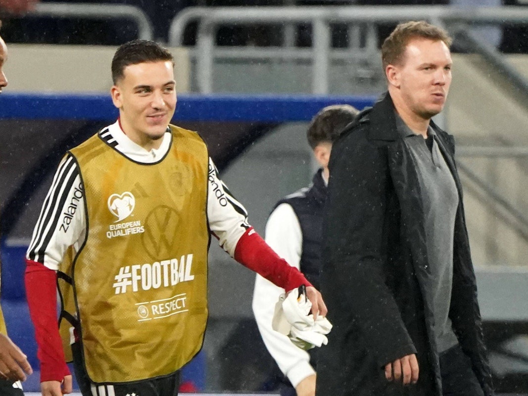 Said El Mala und Julian Nagelsmann gehen vom Platz.