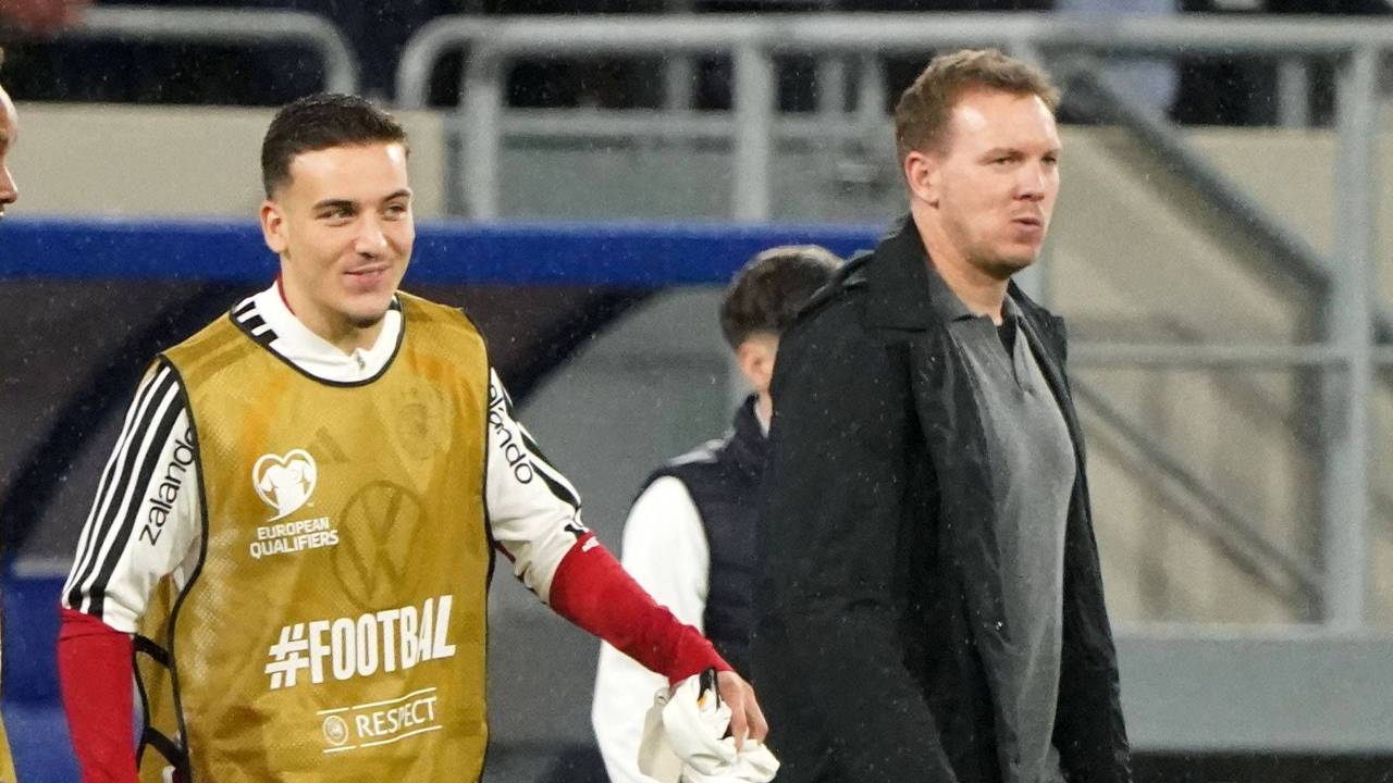Said El Mala und Julian Nagelsmann gehen vom Platz.