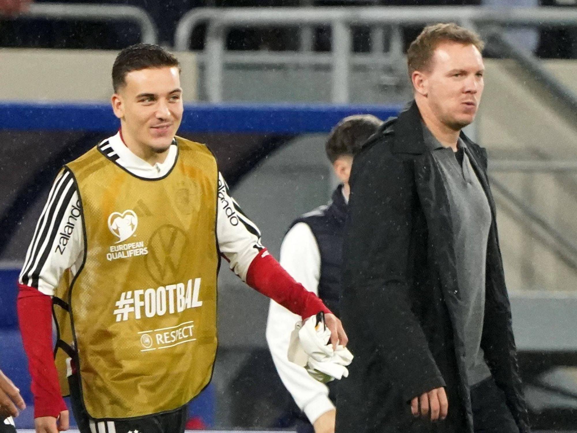 Said El Mala und Julian Nagelsmann gehen vom Platz.