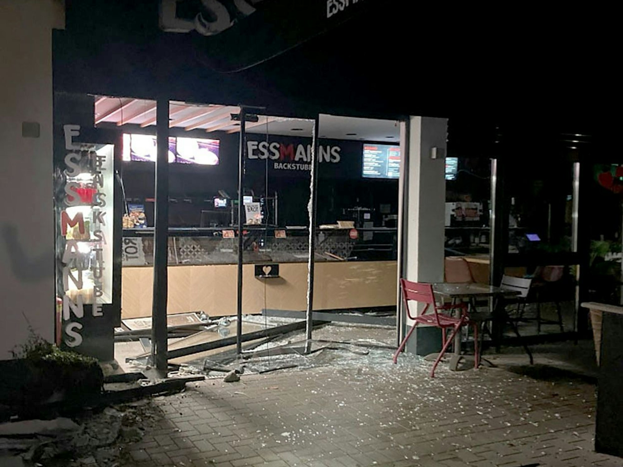 Der zerstörte Eingangsbereich der Bäckerei in Hamm.