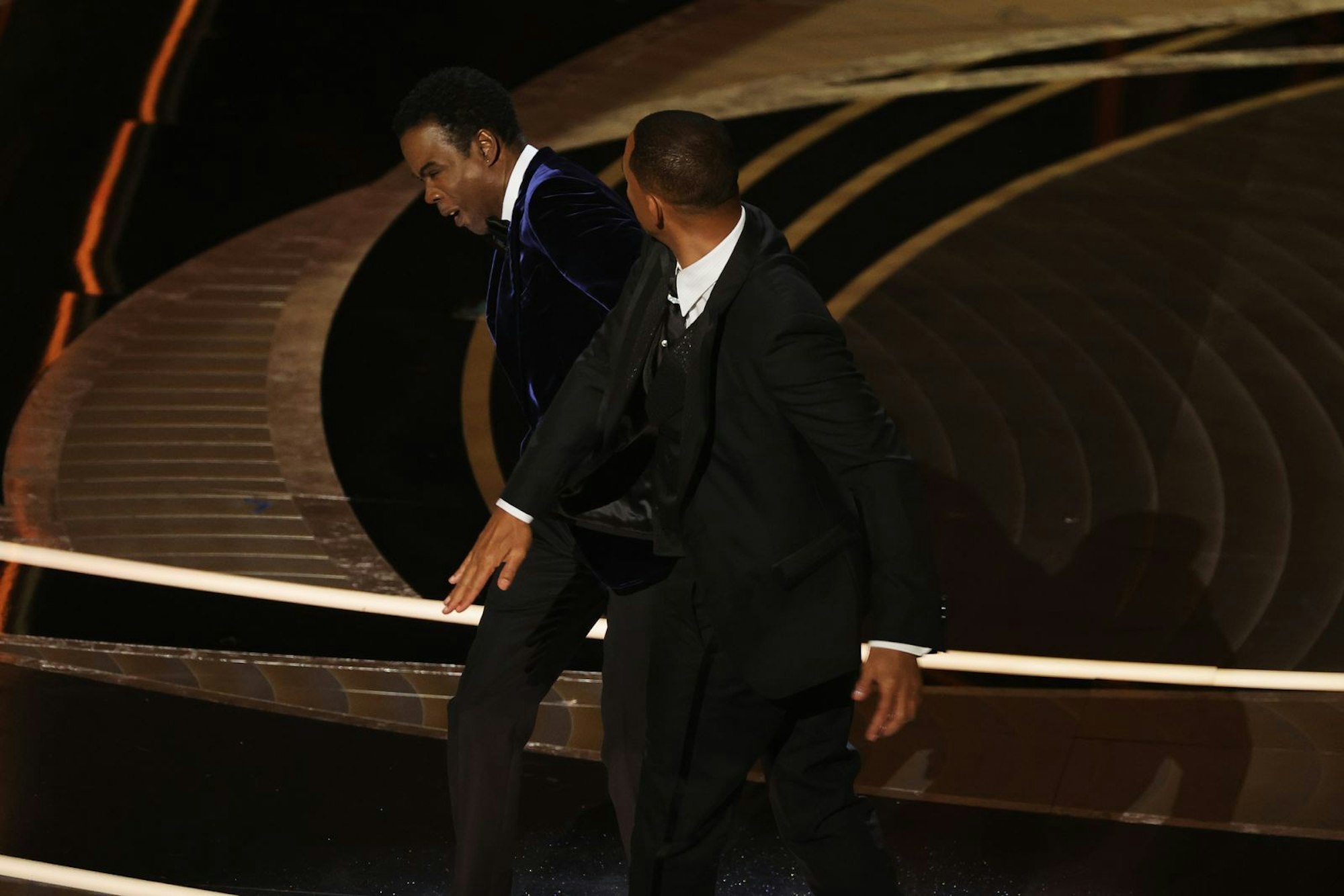 Bei der Oscar-Verleihung 2022 war Will Smith Gewinner und Verlierer: Erst ohrfeigte er Moderator Chris Rock (Bild), dann bekam er einen Oscar verliehen. (Bild: Neilson Barnard/Getty Images)