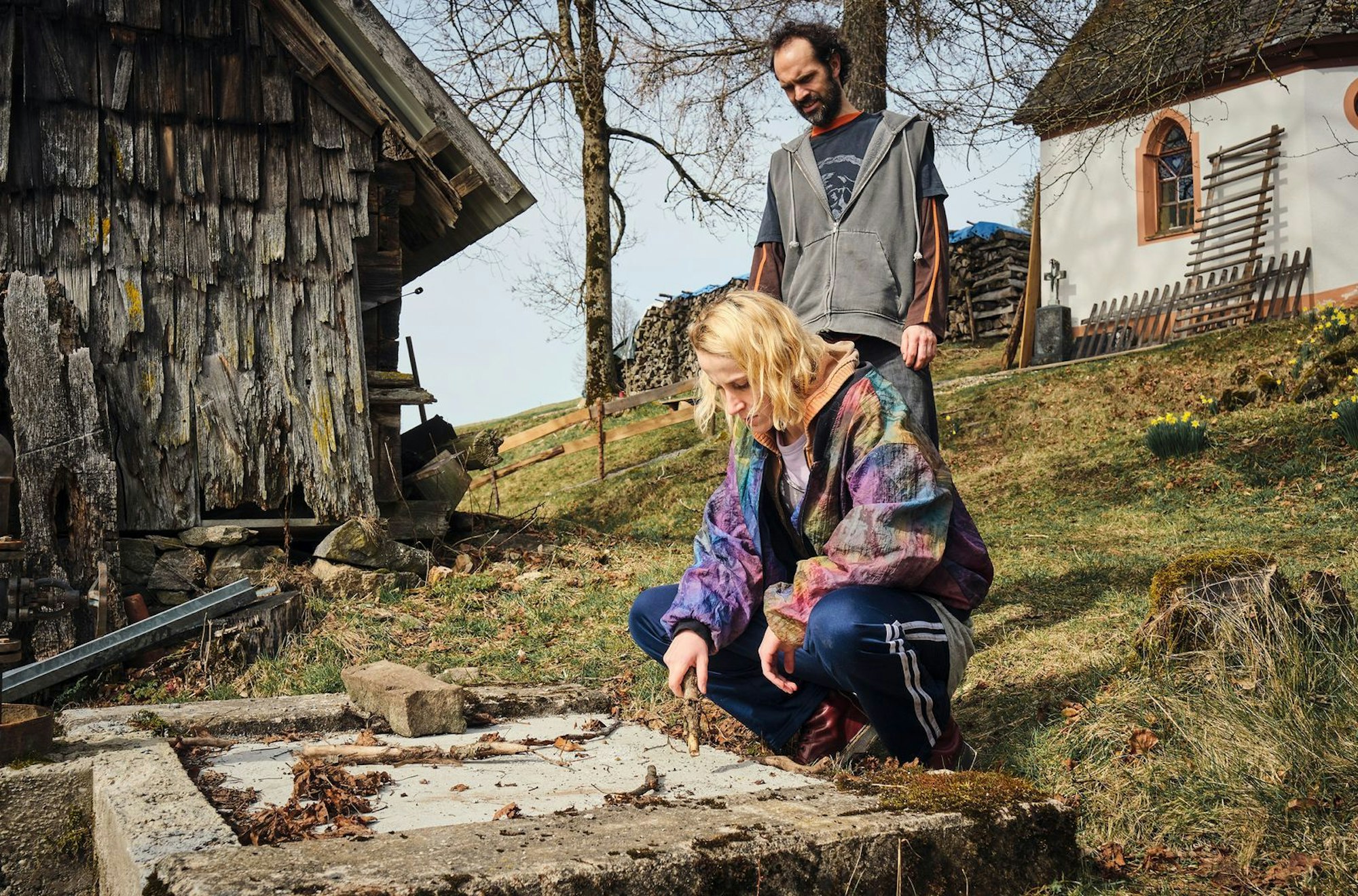 Die Betonplatte im Hof birgt ein Geheimnis. Reini (Felician Hohnloser) will es seiner Freundin Mika (Mareike Beykirch) verheimlichen. (Bild: SWR/Benoît Linder)