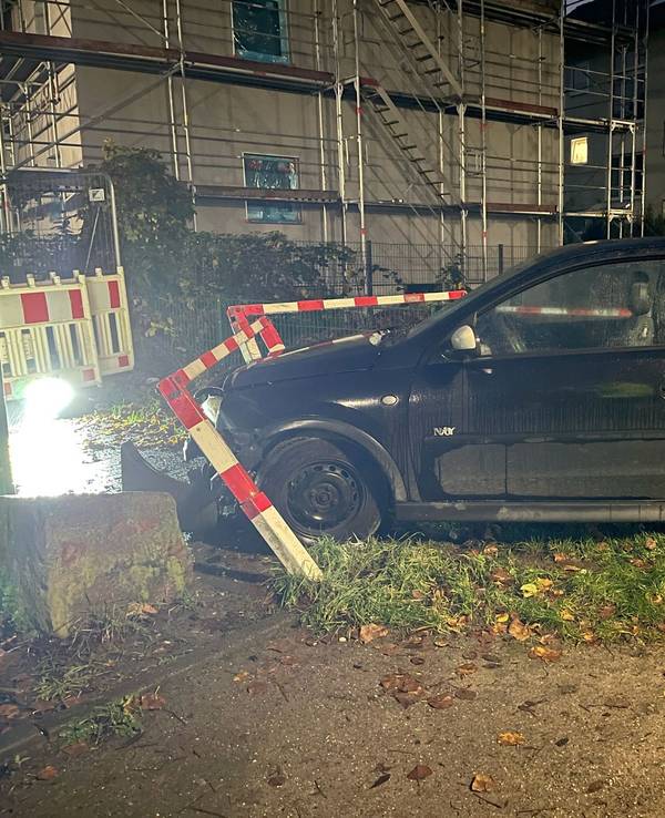 Ein Auto ist gegen eine Wegbegrenzung gefahren. Nach einem aufsehenerregenden Einbruch in eine Bäckerei haben sich zwei Männer in Hamm eine Verfolgungsjagd mit der Polizei geliefert.