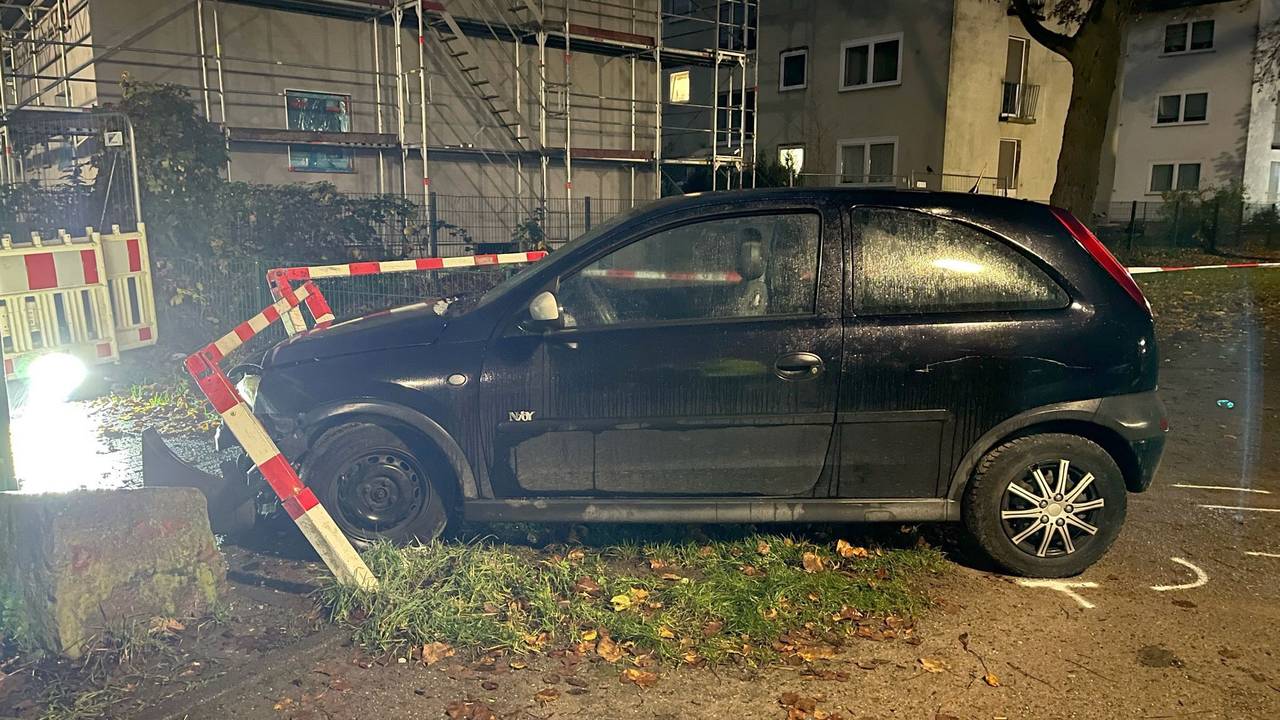 Ein Auto ist gegen eine Wegbegrenzung gefahren. Nach einem aufsehenerregenden Einbruch in eine Bäckerei haben sich zwei Männer in Hamm eine Verfolgungsjagd mit der Polizei geliefert.