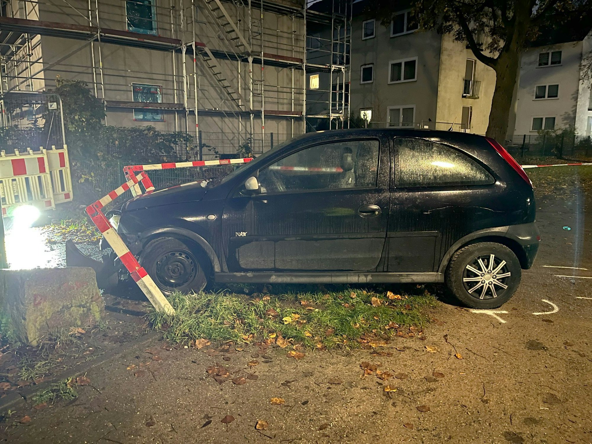 Ein Auto ist gegen eine Wegbegrenzung gefahren. Nach einem aufsehenerregenden Einbruch in eine Bäckerei haben sich zwei Männer in Hamm eine Verfolgungsjagd mit der Polizei geliefert.