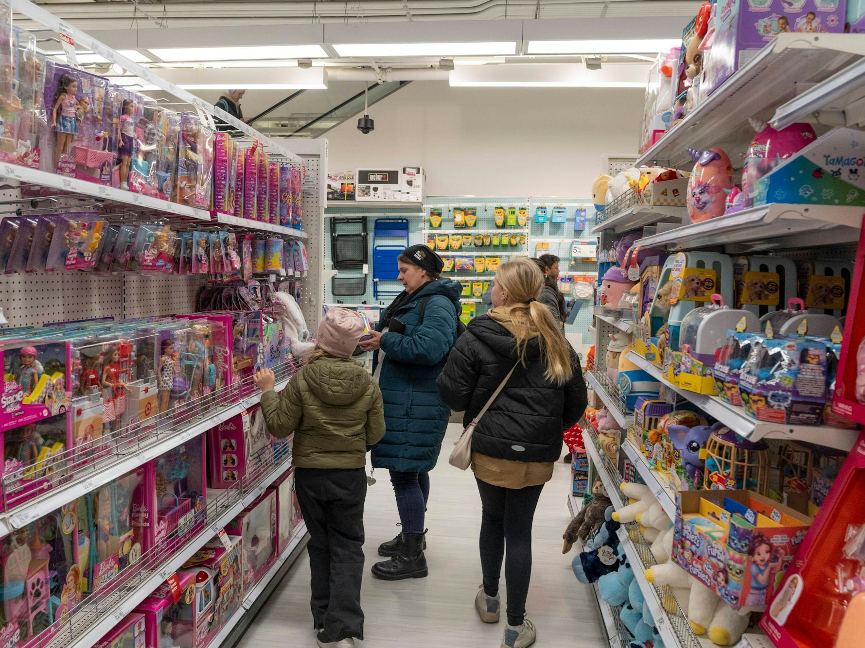 Flutet bald KI-Spielzeug die Regale in Europa? Experten und Expertinnen warnen vor den Risiken. Blick in einen Spielwarenhandel in New York (März 2025).