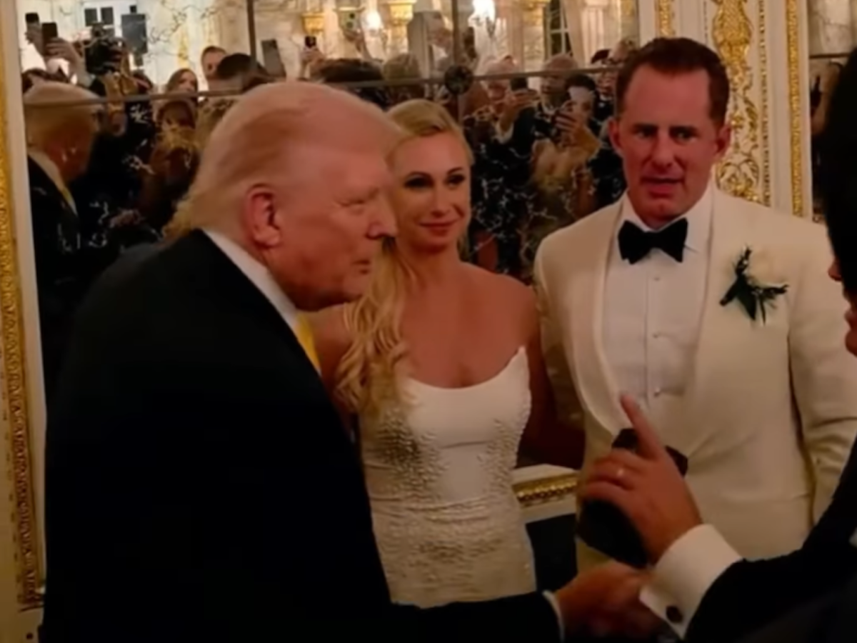 Donald Trump crashte eine Hochzeit in Mar-a-Lago.