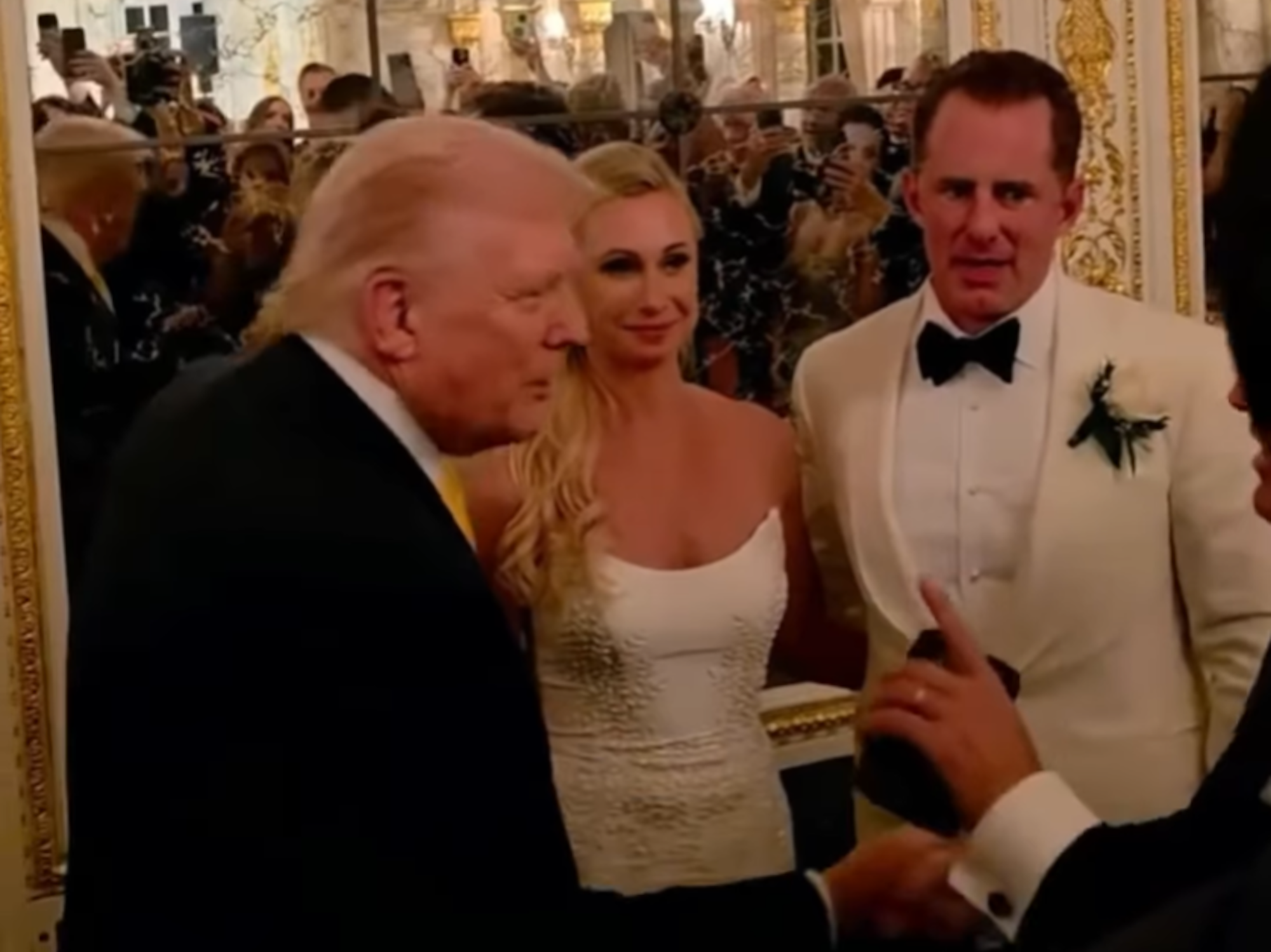 Donald Trump crashte eine Hochzeit in Mar-a-Lago.