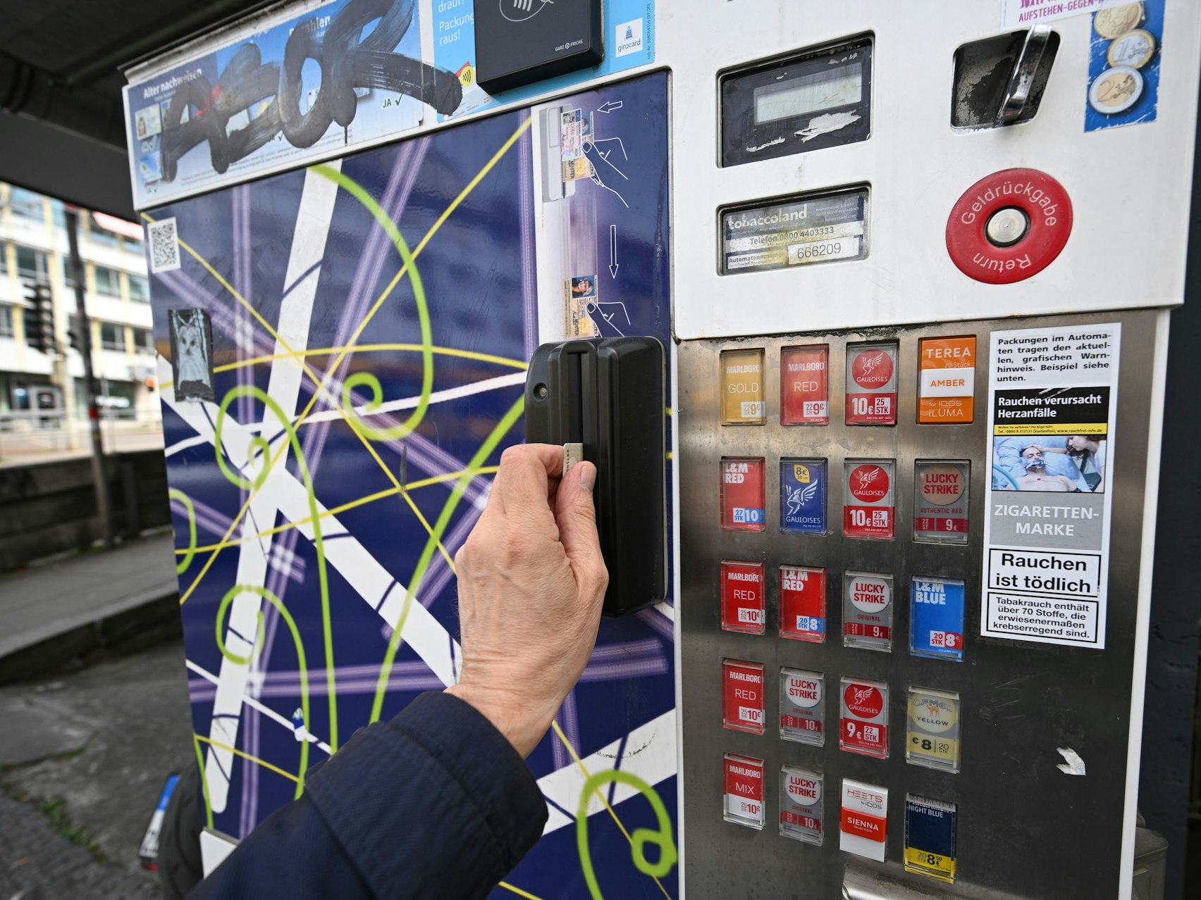 Im Kölner Stadtteil Bocklemünd wurde in der Nacht ein Zigarettenautomat gesprengt.