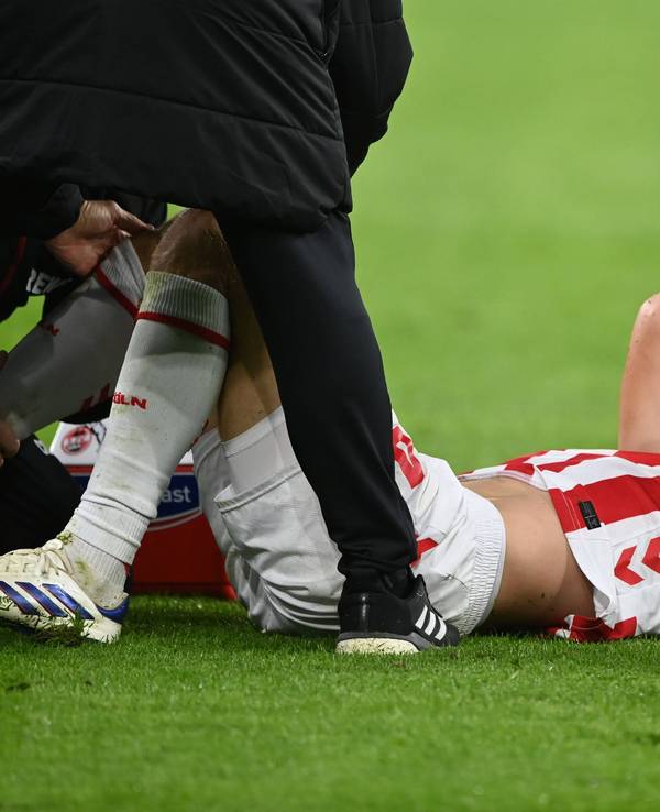 Timo Hübers verletzt sich im Spiel bei Borussia Dortmund.