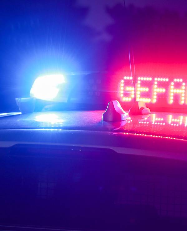 Ein Polizeifahrzeug mit Blaulicht und der Anzeige „Gefahr“.