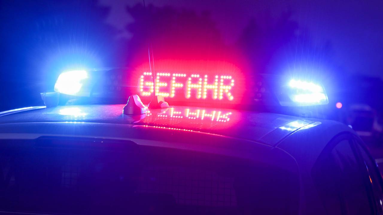 Ein Polizeifahrzeug mit Blaulicht und der Anzeige „Gefahr“.