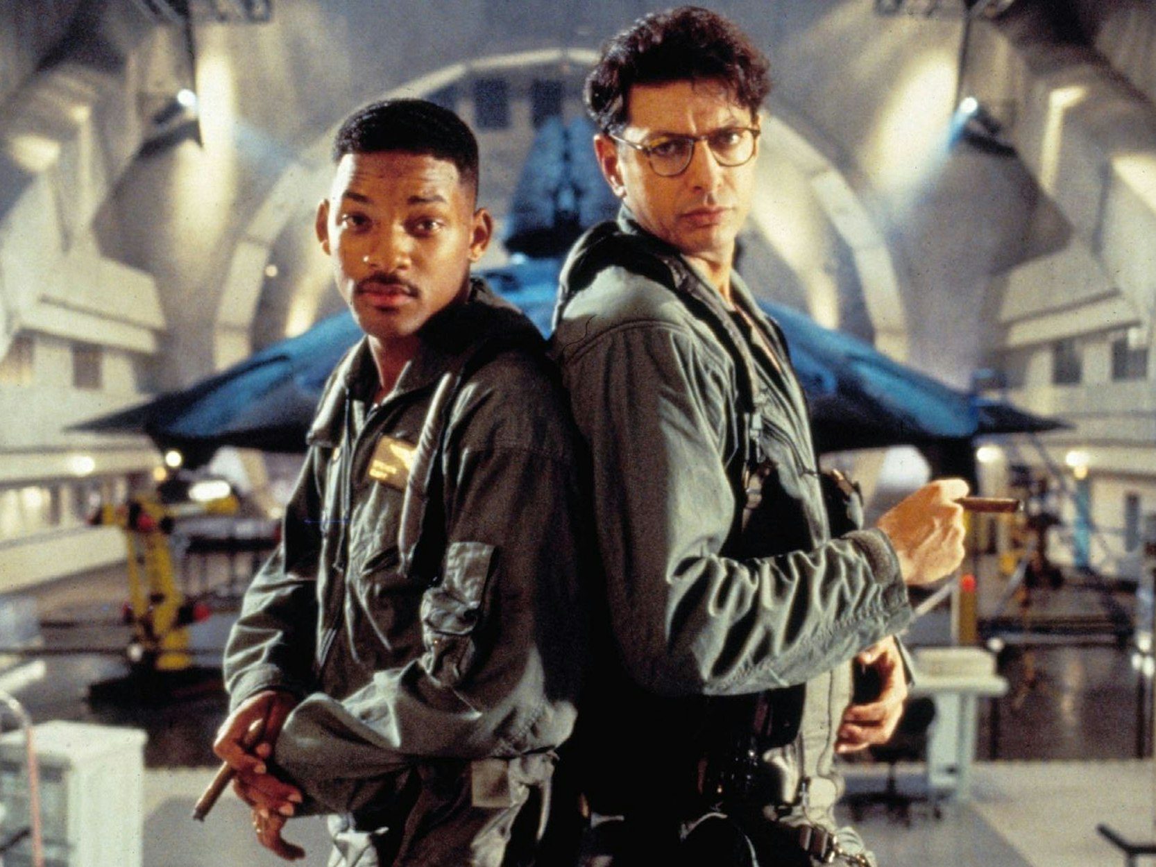 1996 schlug die Erde zurück: In Roland Emmerichs Sci-Fi-Klassiker „Independence Day“ nehmen es Pilot Steve Hiller (Will Smith, links) und der Wissenschaftler David Levinson (Jeff Goldblum) mit einer außerirdischen Bedrohung auf. (Bild: Twentieth Century Fox Film Corporation)