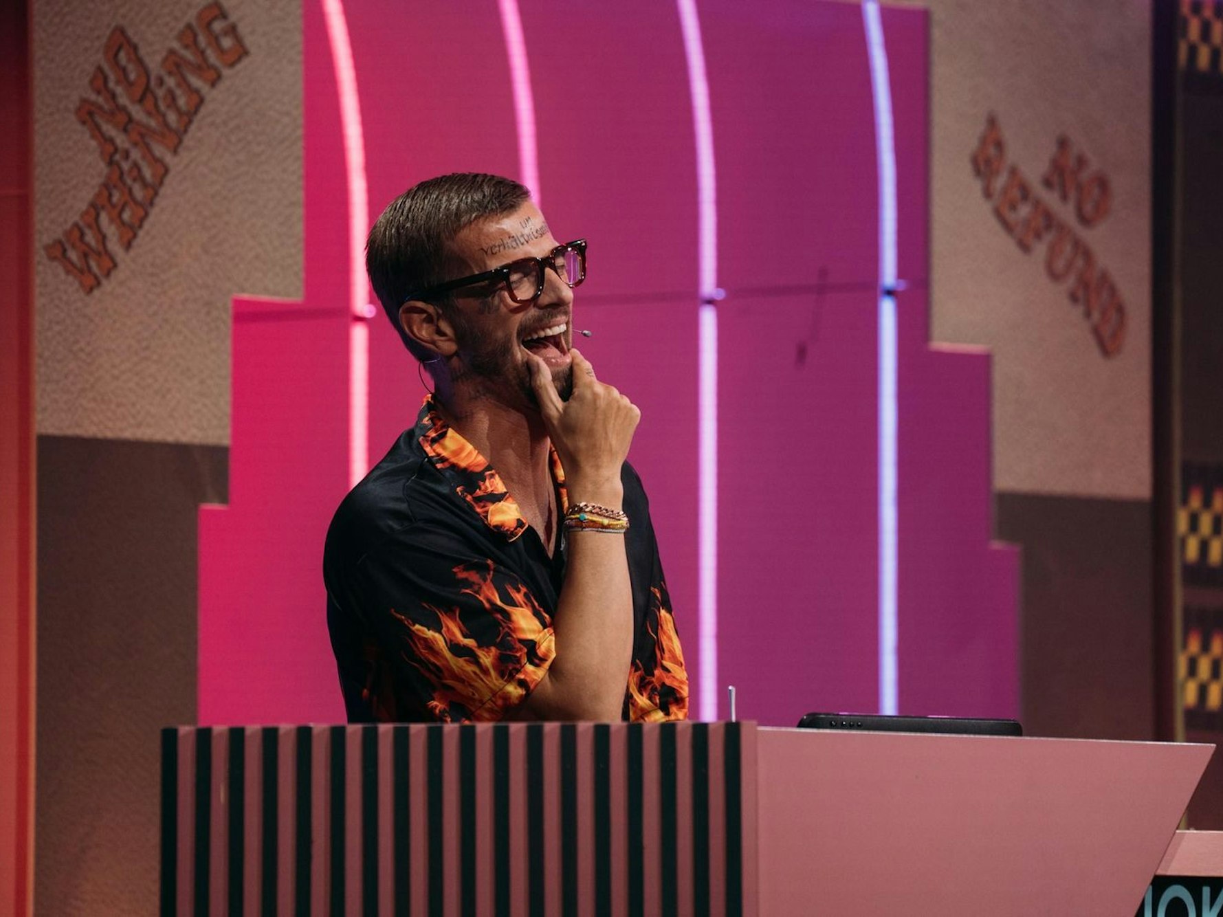 Nimmt sein Outfit mit Humor: Joko Winterscheidt. (Bild: Joyn / Julian Mathieu)