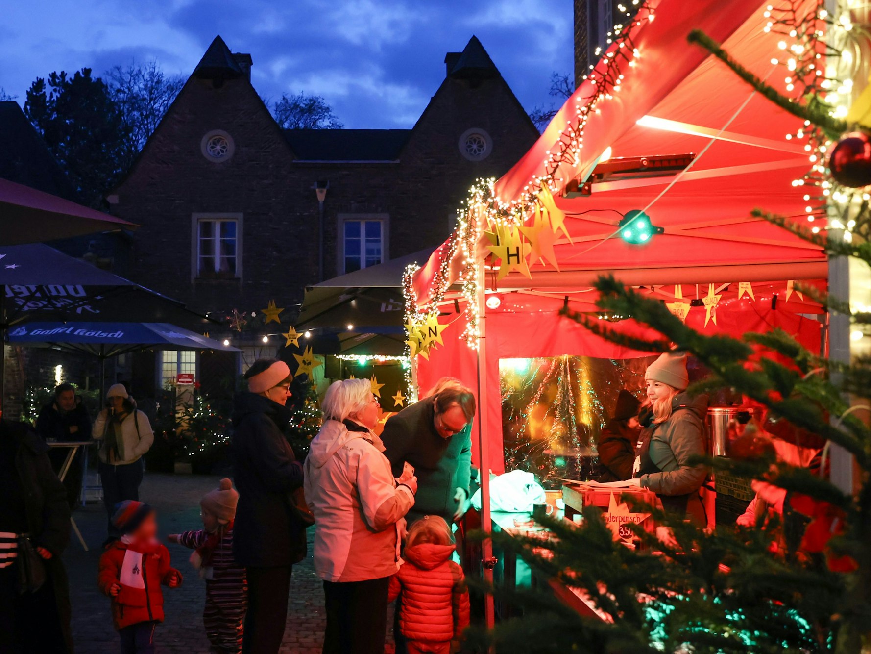 Der kleinste Weihnachtsmarkt der Stadt Köln im geschmückten Innenhof der Kartäuserkirche. Mitglieder vom KG Ponyhof arbeiten ehrenamtlich auf dem Weihnachtsmarkt und der Erlös wird gespendet.