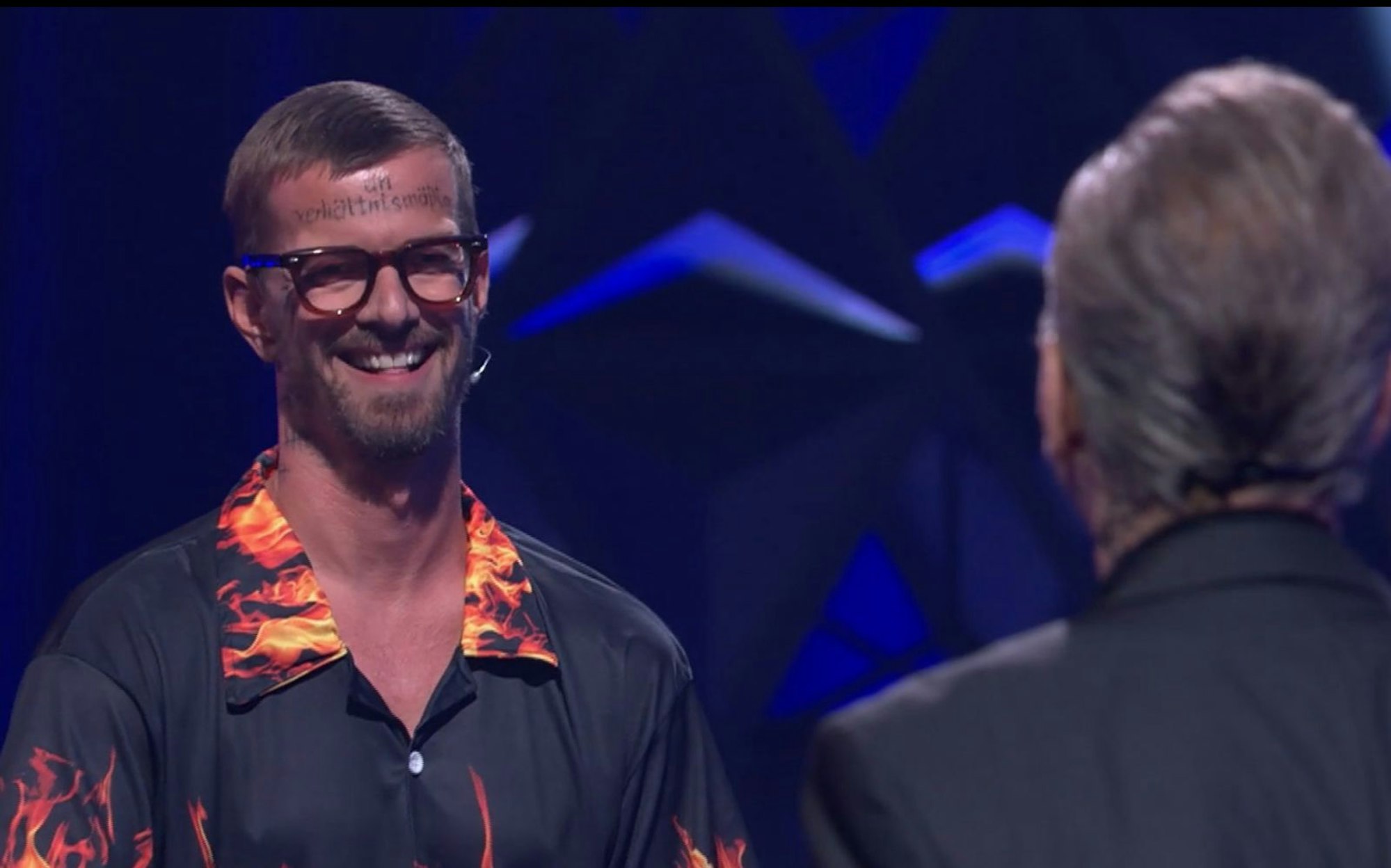 Joko Winterscheidt muss mit einem fragwürdigen Look vorliebnehmen. (Bild: Joyn)