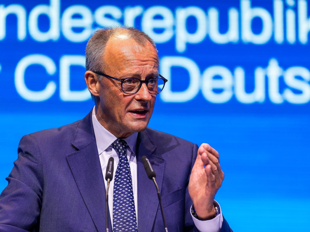 Bundeskanzler Friedrich Merz (CDU) spricht beim Deutschlandtag der Jungen Union (JU) auf der Bühne.