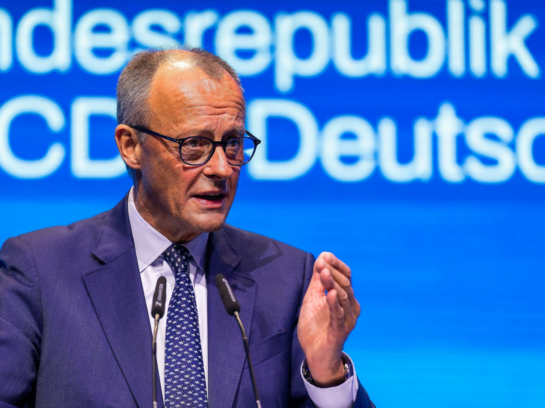Bundeskanzler Friedrich Merz (CDU) spricht beim Deutschlandtag der Jungen Union (JU) auf der Bühne.
