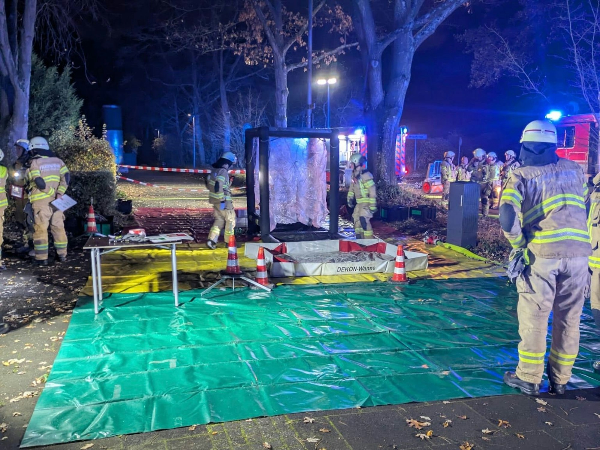 Die Einsatzkräfte waren mit Schutzkleidung und schwerem Atemschutz vor Ort. Vor dem Bad wurde ein Dekontaminationsplatz für die Reinigung der Schutzkleidung eingerichtet.