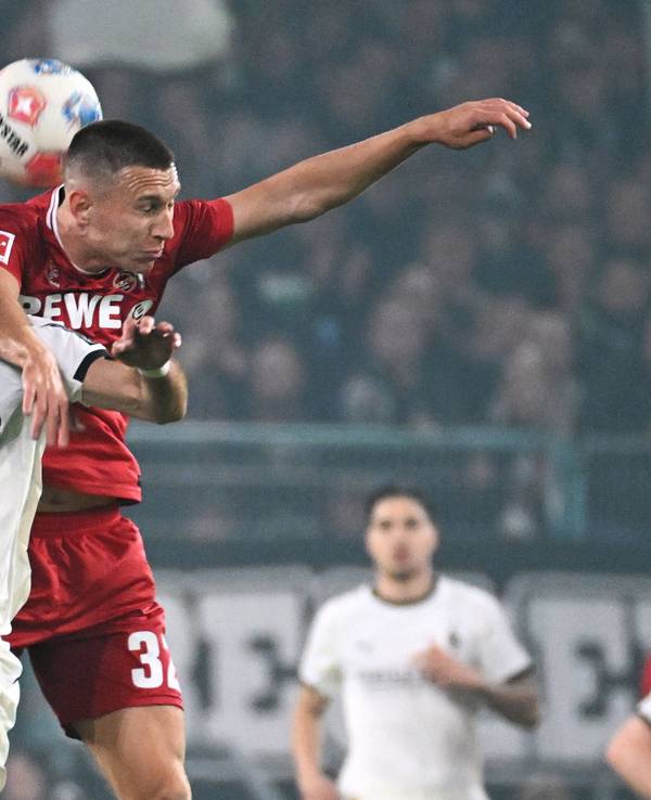 Kristoffer Lund im Kopfball-Duell mit Honorat