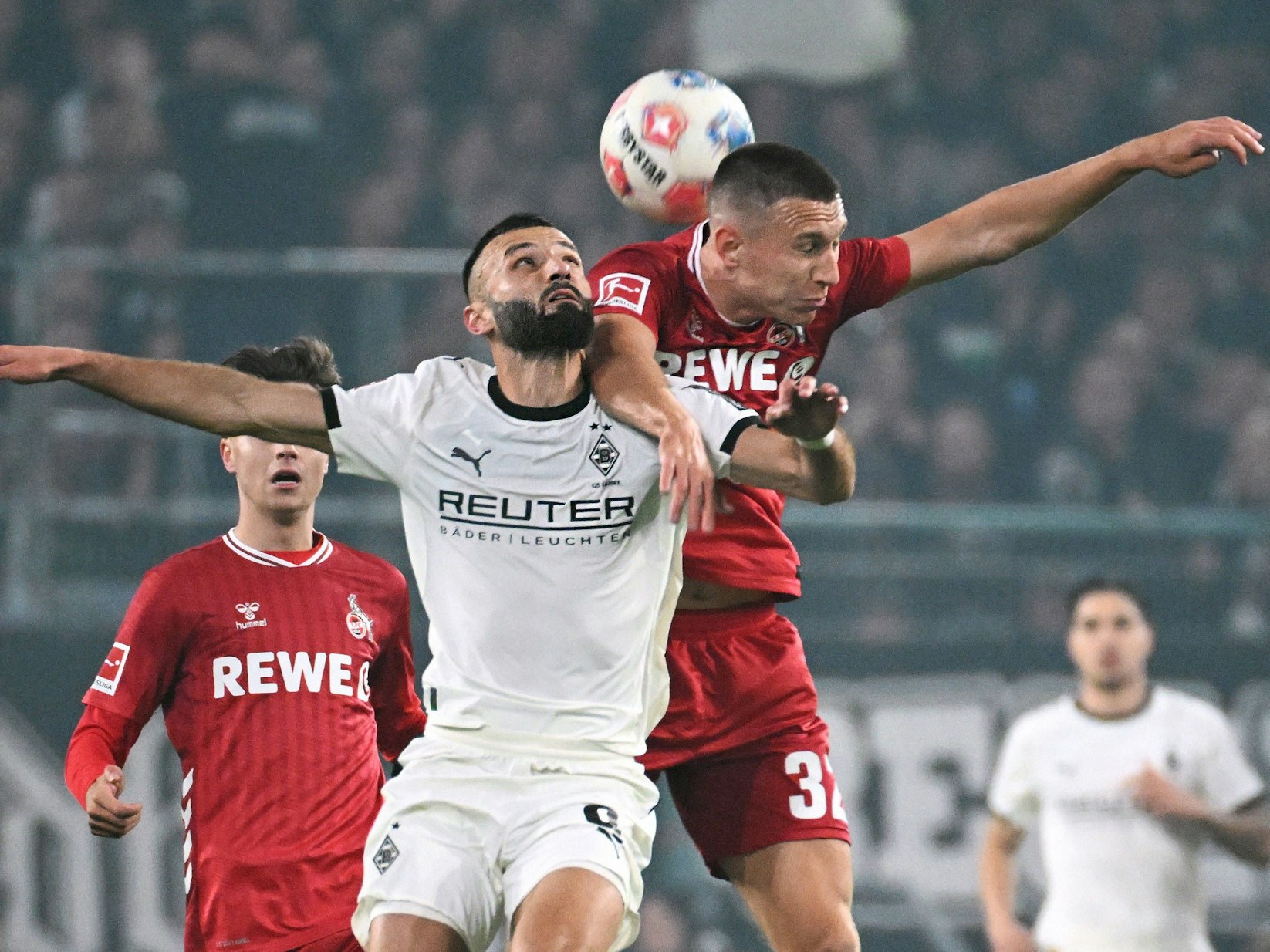 Kristoffer Lund im Kopfball-Duell mit Honorat