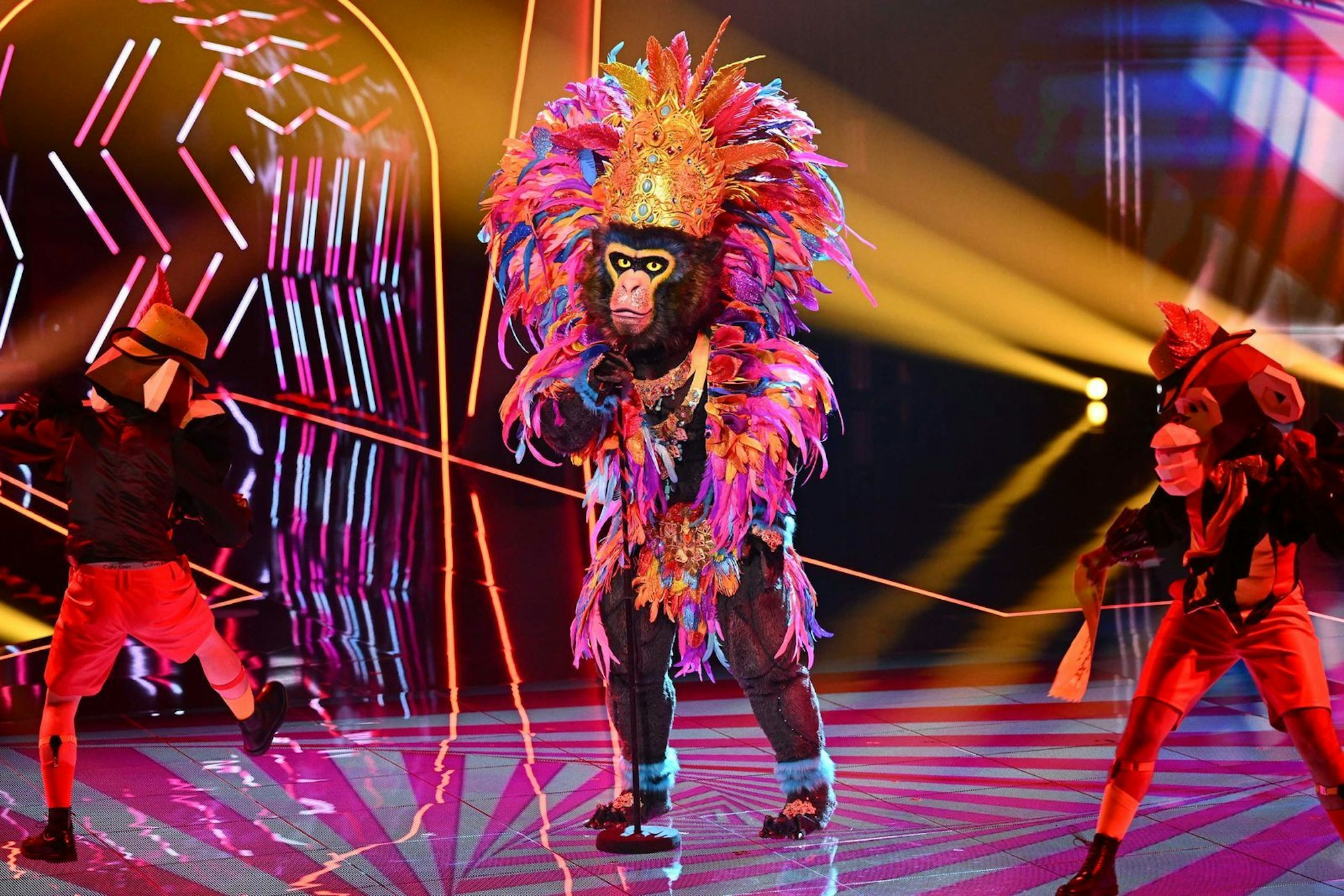 Der King bot erst einen Elvis-Presley-Song und schenkte dann Verona ein Plüschtier. Zittern musste er trotzdem ein wenig. (Bild: Joyn/Willi Weber)