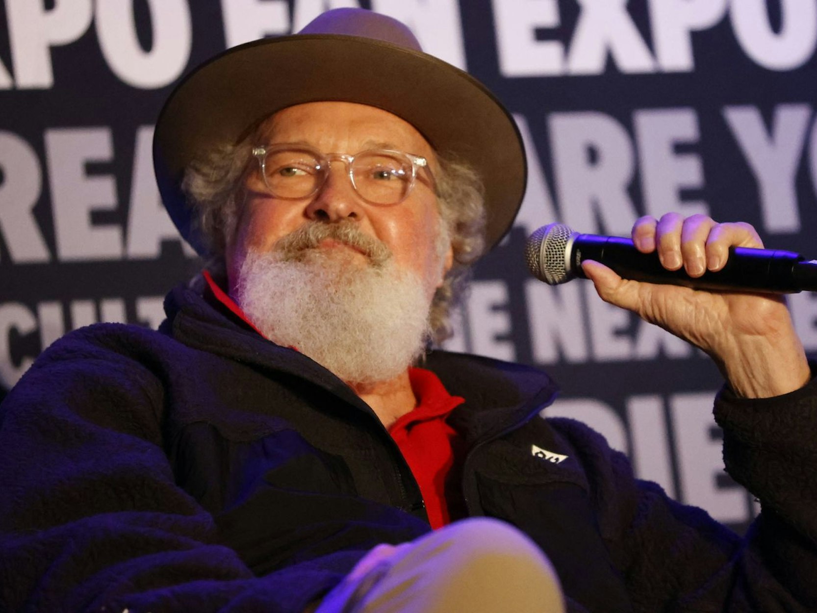 Randy Quaid Ruhm ist verblasst: Seit der Bruder von Dennis Quaid vor über zehn Jahre mehrfach wegen kleinerer Delikte verhaftet wurde, war er nicht mehr in größeren TV- oder Kinorollen zu sehen. (Bild: IMAGO / Cover-Images)