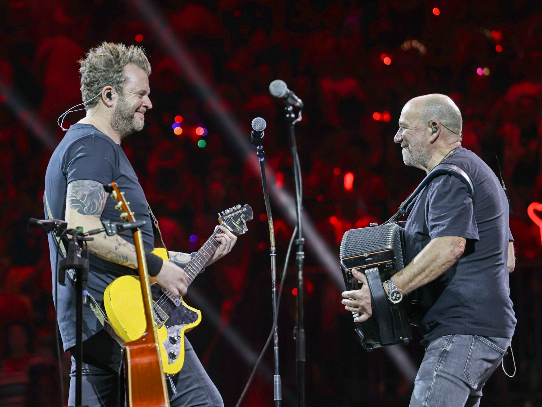 Sven Welter und Detlef Vorholt von den Paveiern auf der Bühne.