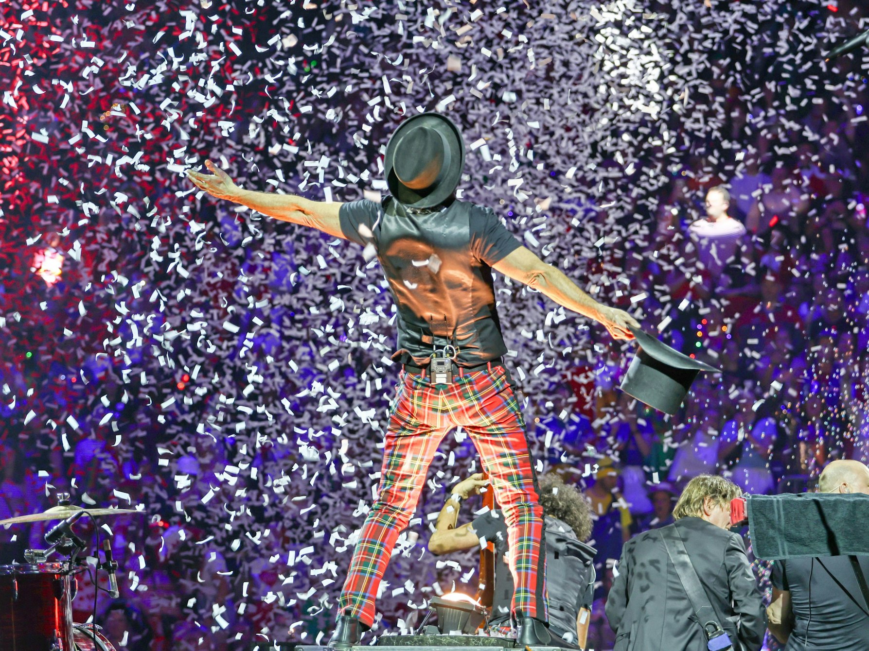 Peter Brings im Konfettiregen auf der Bühne.