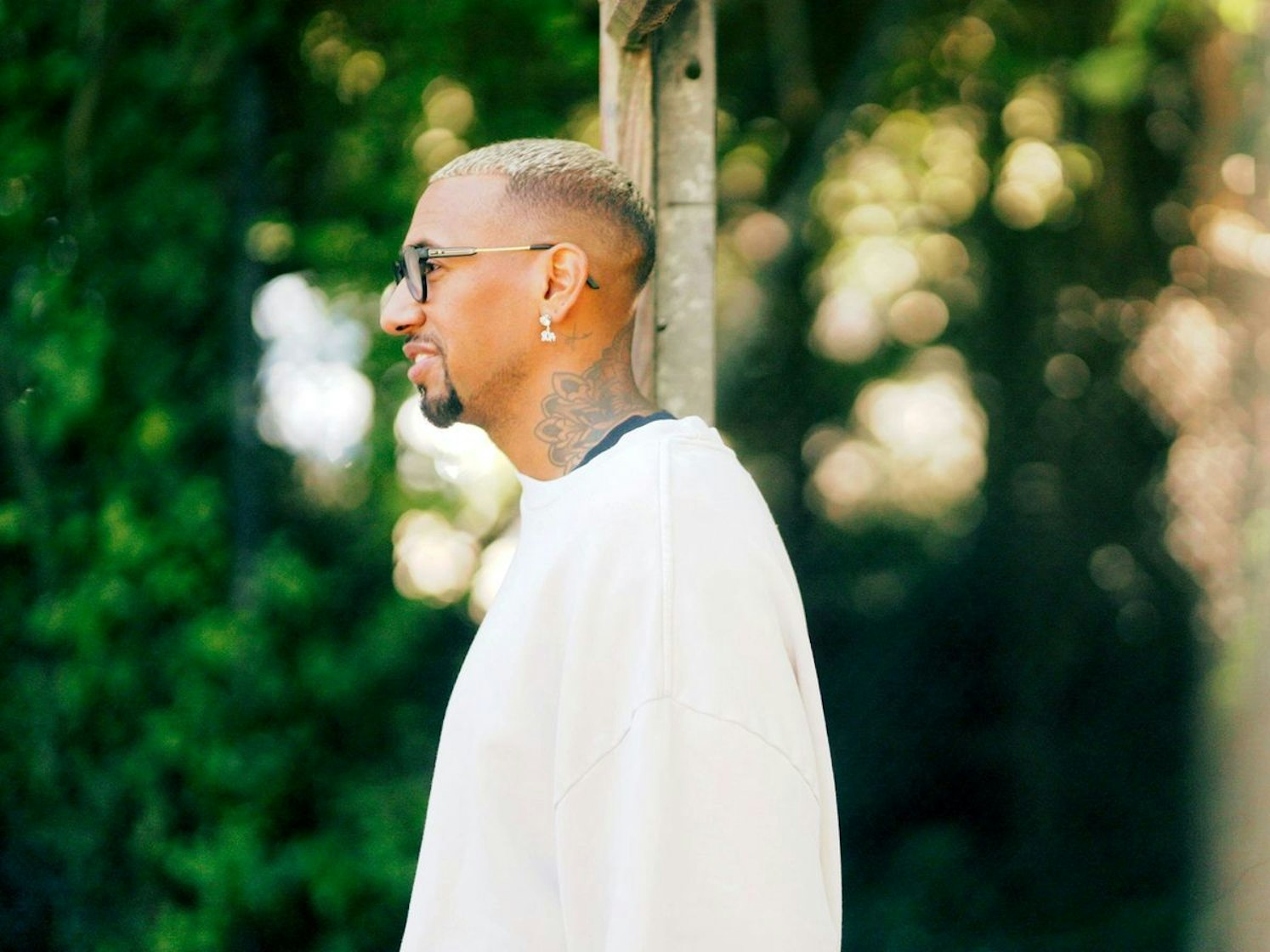 „Ich habe einen Menschen verloren, den ich sehr geliebt habe“, sagt Jérôme Boateng vor der Kamera. (Bild: BR/Flow media company GmbH/Johannes Straub)