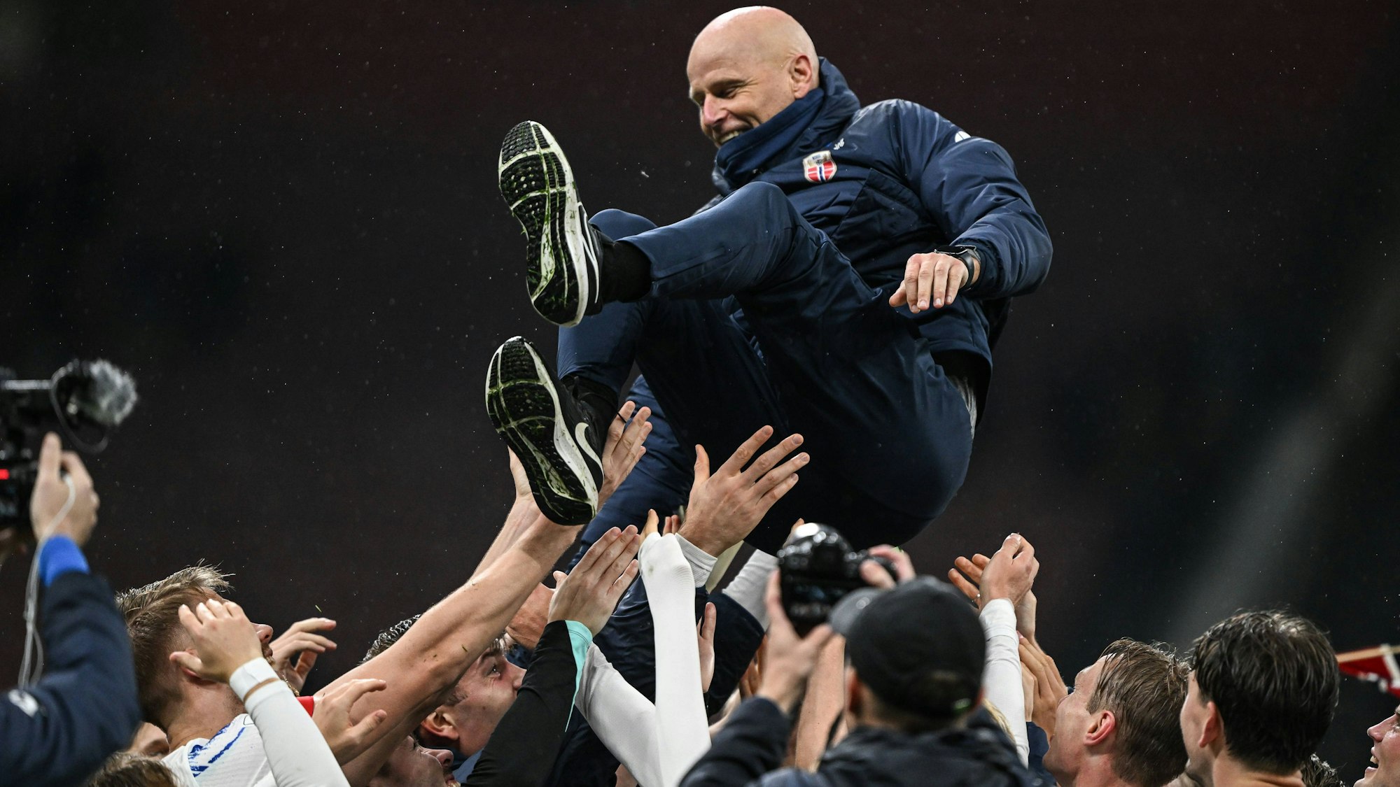 Lässt dich von seiner Mannschaft feiern: Norwegen-Coach Stale Solbakken.